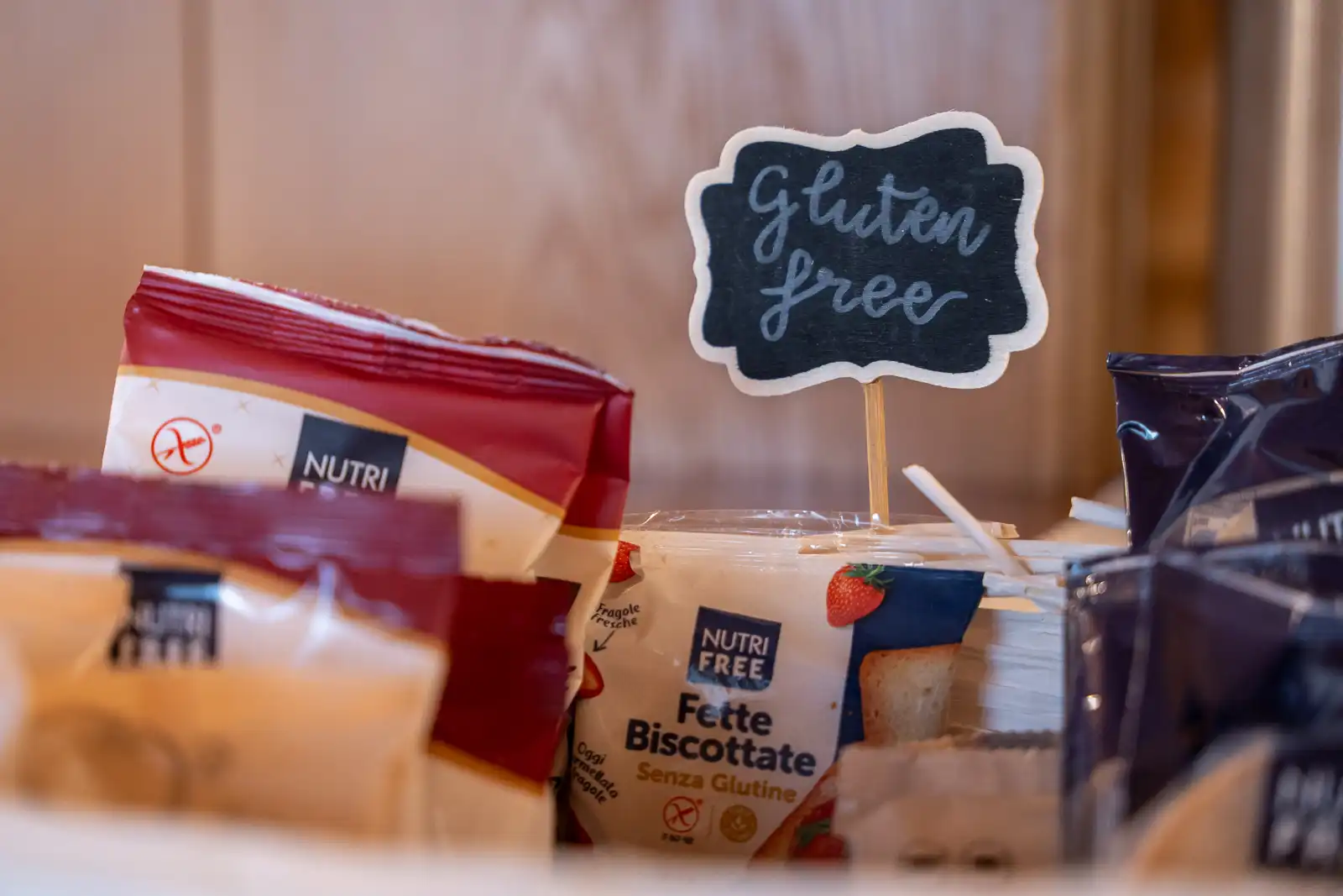Prodotti senza glutine con un cartello scritto "Gluten Free".