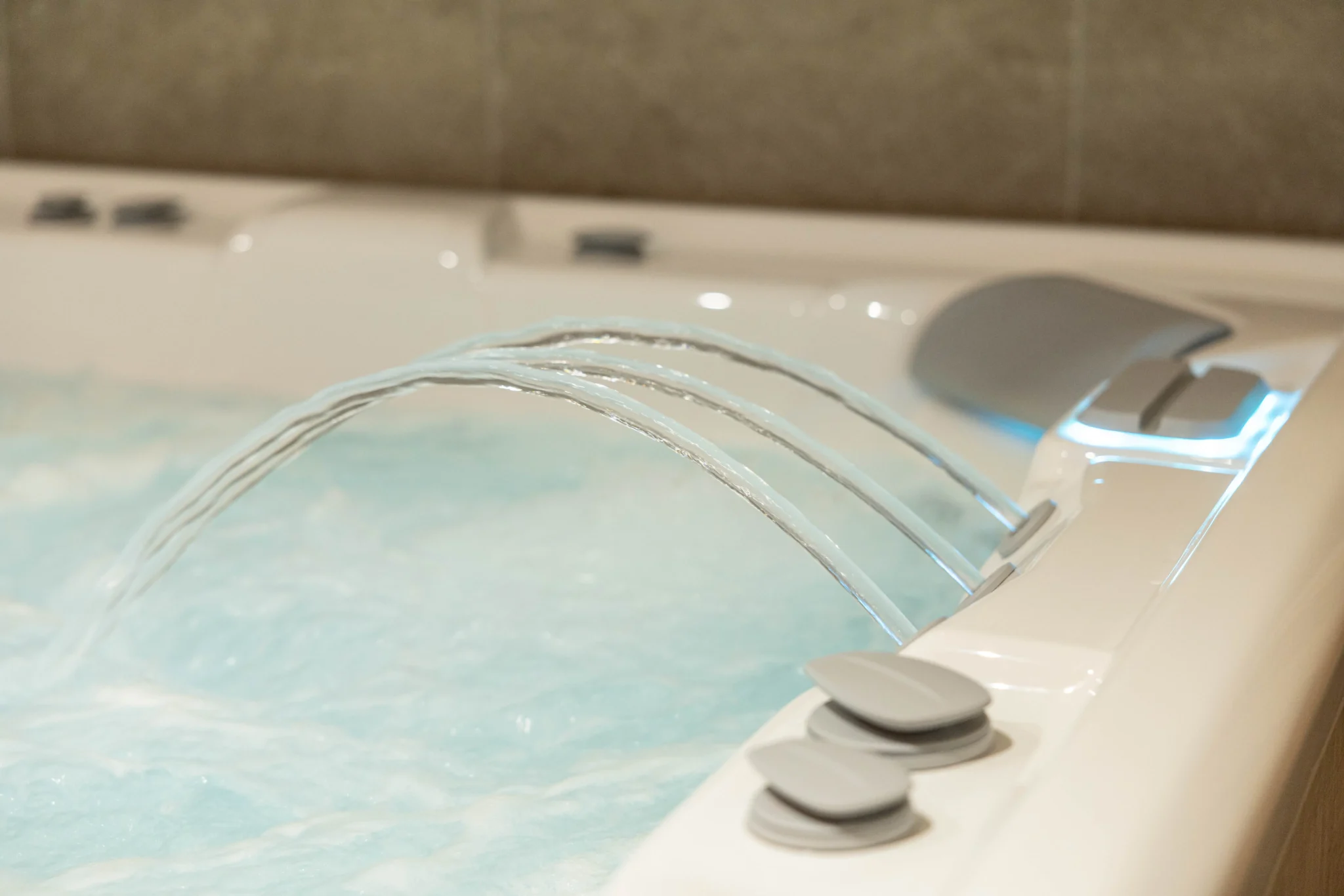 Getto d'acqua in una vasca idromassaggio moderna.