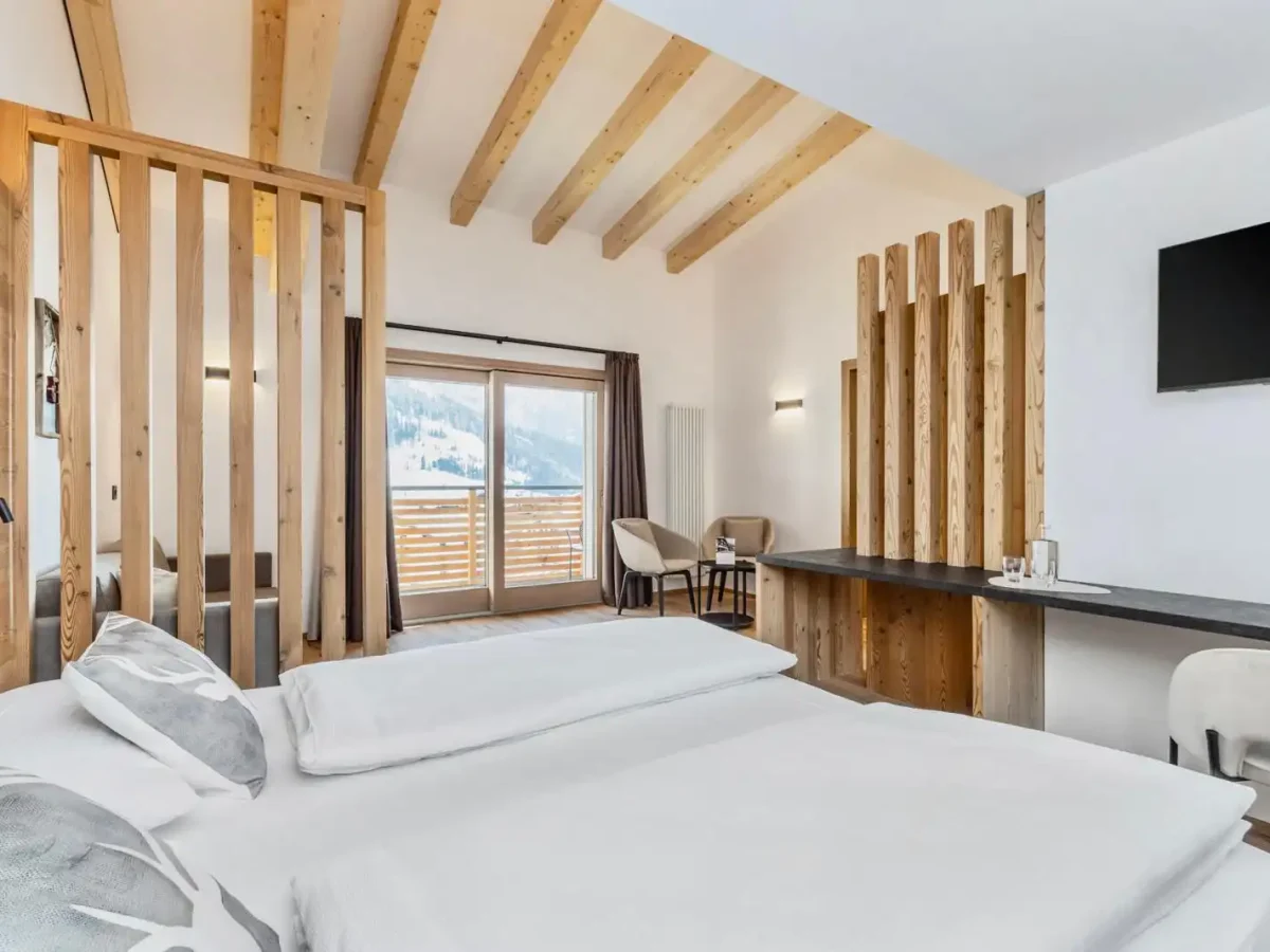 Camera d'hotel moderna e luminosa con vista panoramica dalla finestra.